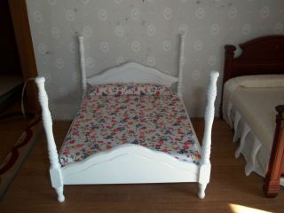 BEAUTIFUL WHITE CANNONBALL BED   MINIATURE