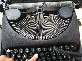 REMINGTON RAND PORTABLE VINTAGE TYPEWRITER  MODEL DELUXE 5 WITH LATCH 