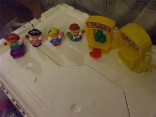   FISHER PRICE LITTLE PEOPLE FIGURES   4 PEOPLE & CARNIVAL ACCESSORIES