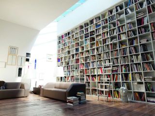 Não seria incrível ter uma estante de livros (e uma casa) como essa?