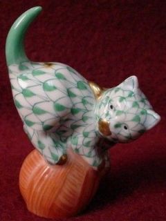HEREND china FIGURINE 05221 Green FISHNET CAT on Orange BALL of YARN