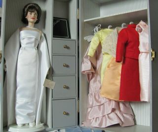 Jackie Kennedy Waredrobe Trunk, Doll, Outfits, Gloves, Hats, Purses 