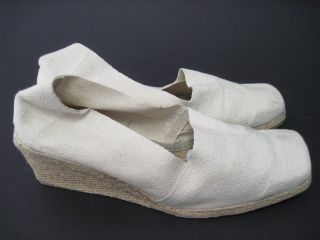 you are bidding on a pair of andre assous cream canvas casual 