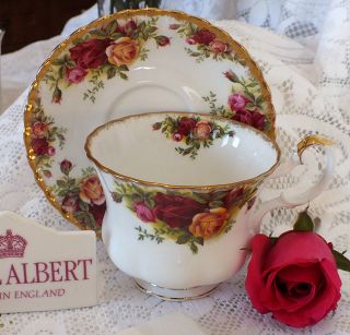 ROYAL ALBERT Old Country Roses Oversize LARGE TEACUP & SAUCER Ist Mark 