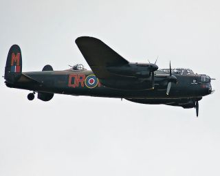 Toys Heavy Bomber WW2 Avro Lancaster RAF Royal Air Force 1 144 Model 
