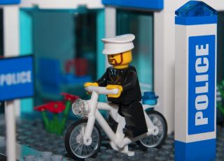 FREE SHIPPING W/ NO BOX BOX WAS DAMAGED NEW SEALED LEGO City Police