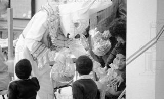 1984 35mm Negs Easter Bunny Visits Kids in Hospital 1