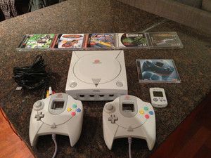 Sega Dreamcast Console Two Controllers 5 Games Memory Card AV Cables