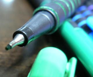 Felt Tip Markers Fineliner 0 4mm 8 Pens Colors Set Large Ink Reservoir