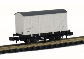 Graham Farish 373 725A 12T Insulated Box Van Planked Sides White