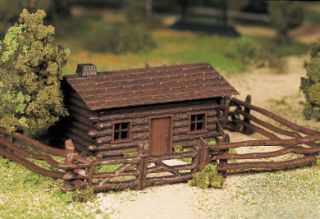New In Box  O SCALE PLASTICVILLE LOG CABIN & FENCE By Bachmann