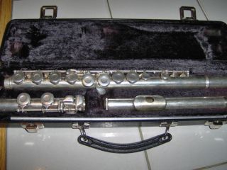 Older Armstrong Flute With Nice Case Plays Great Offered By School