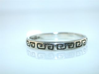  STERLING SILVER RING WITH A GREEK KEY OF LIFE PATTERN. THE RING