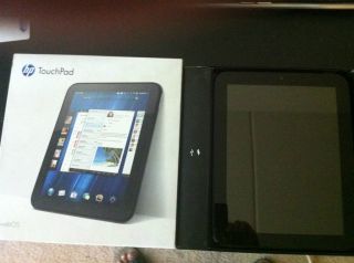 HP TouchPad 32 GB 9.7 Inch Tablet Bundle (HP Folio case + Screen