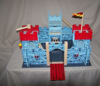 Le Toy Van Toys Wooden Camelot Castle Opening Drawbridge 3 Towers Flag