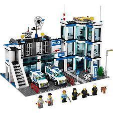 LEGO 7498 CITY POLICE STATION, NEW&SEALED, HARD TO FIND, GREAT GIFT!